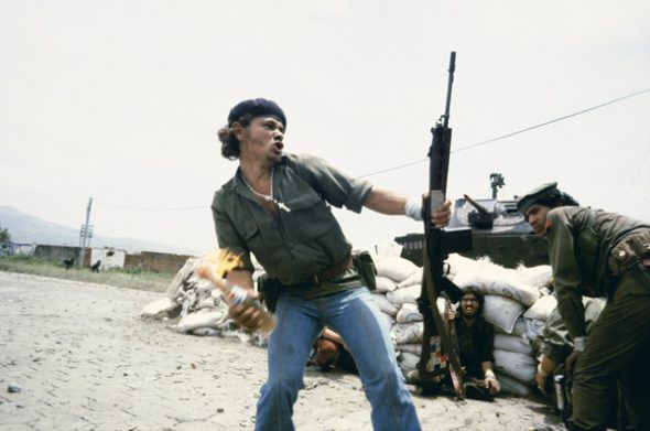 Susan Meiselas. Nicaragua. Esteli. 1979. Sandinistas a las puertas del cuartel general de la guardia nacional. 'El hombre Molotov'. Foto: Susan Meiselas / Magnum, 2017.