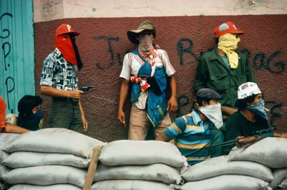 Susan Meiselas. Muchachos esperan el contraataque de la Guardia Nacional en Matagalpa, Nicaragua. 1978. Foto: Susan Meiselas / Magnum Photos, 2017.