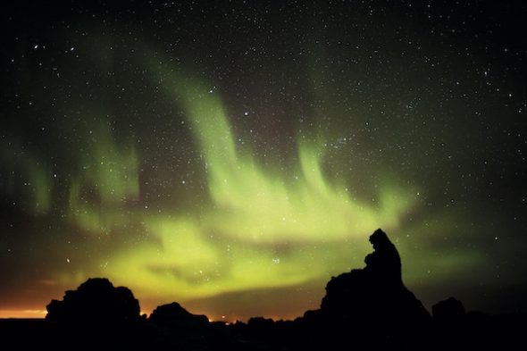 La falta de luz regala auroras boreales. Foto: Andoni Canela.