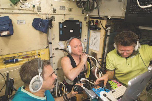 Scott Kelly participando en un experimento en la Estación Espacial Internacional. 