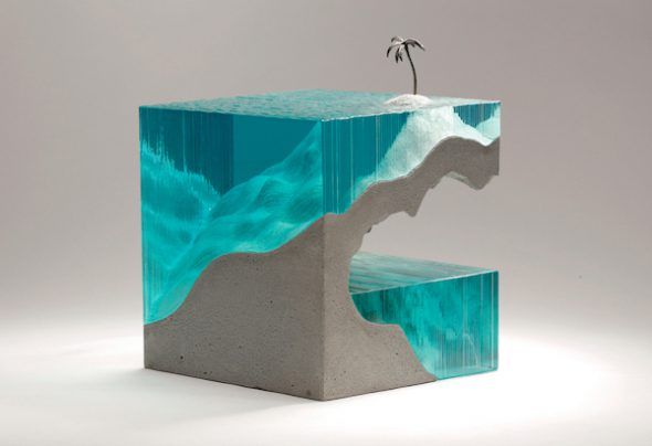 'Solitario', escultura de vidrio de Ben Young en la que el mar se ha realizado con vidrio flotado.