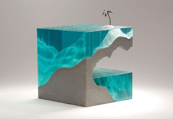 'Solitario', escultura de Ben Young en la que el mar se ha realizado con vidrio.