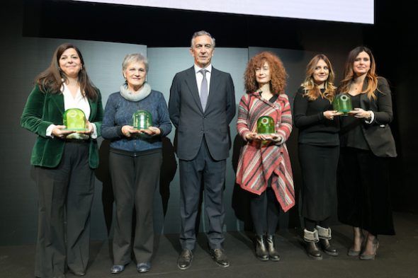 Las galardonadas en los premios de periodismo ambiental de Ecovidrio junto al presidente de la entidad sin ánimo de lucro.