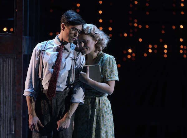 El tenor Joel Prieto y la soprano Mary Bevan con las luces de Broadway de fondo en un momento de Street Scene en el Teatro Real. Foto: Javier del Real.