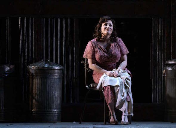 La soprano Patricia Racette en su papel de Anna Maurrant en Street Scene. Foto: Javier del Real.