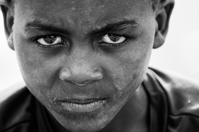 El taller de escritura quiere enseñarnos a aprender a mirar, por ejemplo que se esconde tras los ojos de este niño. Cuál es su historia. Cuál su futuro. Foto: Pixabay.