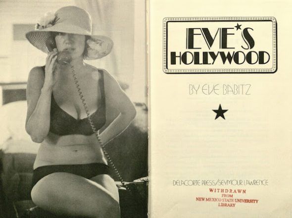 Fotografía de une ejemplar del libro Eve's Hollywood perteneciente a la biblioteca de la Universidad del Estado de Nuevo México, Estados Unidos.