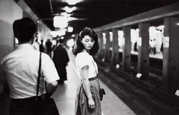 Ed van der Elsken Girl in the subway, Tokyo [Chica en el metro, Tokio], 1981. Copia a la gelatina de plata, 23,7 x 30,9 cm. Nederlands Fotomuseum / © Ed van der Elsken / Collection Stedelijk Museum Amsterdam.