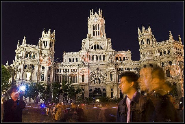 Gente paseando frente a la sede del Ayuntamiento de Madrid.