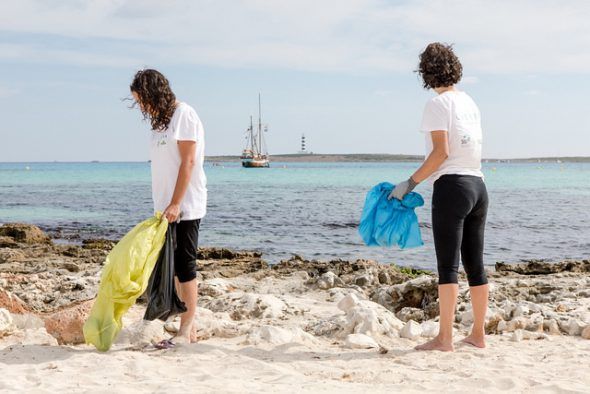 Dos participantes del Proyecto Libera de recogida de basuras en la naturaleza. 