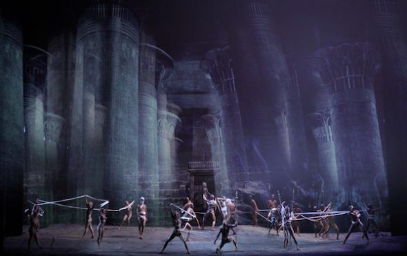 Una escena de la versión revisada de 'Aida' que inauguró la temporada 1998-99 del Teatro Real. Foto: Javier del Real.
