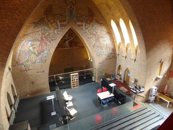 La iglesia Pastoor van Ars de Eindhoven alberga actualmente oficinas, aulas y consultas médicas, pero conserva la estructura original.