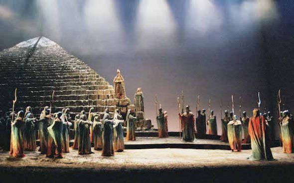 La media pirámide que se reflejaba en un espejo es uno de los elementos que se ha sustituido por una proyección en la nueva versión de Aida de Hugo de Ana para el Teatro Real. Foto: Javier del Real. 