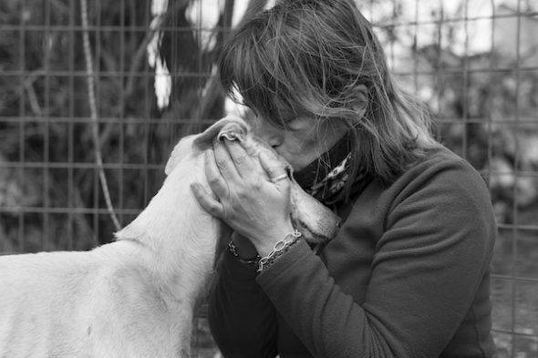 Susana, el alma de Equipo Rescate Animal, con uno de los perros a los que le ha salvado la vida. Foto: Emilio Cuenca.