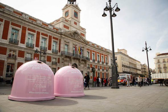 Contenedores de vidrio rosa para la campaña 'Recicla vidrio por ellas' para apoyar la lucha contra el cáncer de mama.