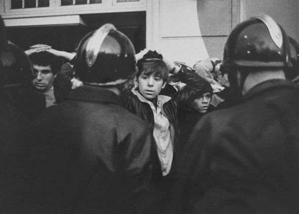 Plaza de La Bastilla de París en 1968. Manifestantes con las manos en la cabeza al ser detenidos durante las protestas. Foto: Jean Marquis. 