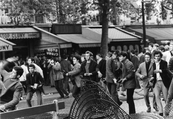 Manifestantes con adoquines en las manos en el Boulevard St. Michel en París en 1968. Foto. Horace. B. 