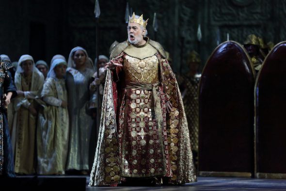 Plácido Domingo con el vestuario para 'Nabucco' de Verdi en Beijin.