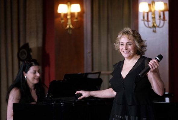 La soprano estadounidense Patricia Racette acompañada al piano por su mujer en el Teatro Real de Madrid. Foto: Javier del Real.