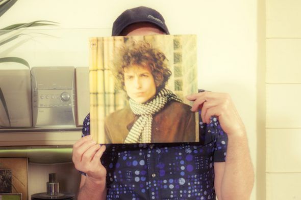 Jesús Ordovás tras un LP de Bob Dylan. Foto: José Carlos Nievas. 