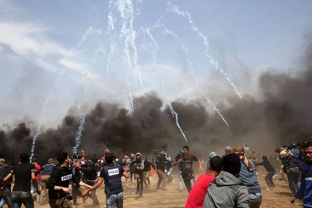 Manifestantes palestinos huyen del gas lacrimógeno disparado por las fuerzas de seguridad israelíes cerca de la ciudad de Khan Yunis, en la franja de Gaza, durante el quinto viernes consecutivo de manifestaciones masivas y enfrentamientos en la frontera entre Gaza e Israel. SAID KHATIB AFP Creative Commons