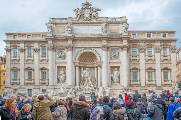 La Fontana di Trevi en Roma asediada por los turistas. Foto: Bengt Nyman / Creative Commons. 