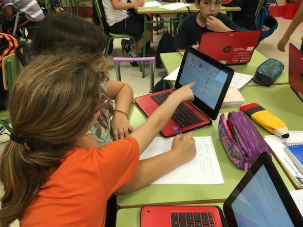 Alumnos utilizando ordenadores para aprender sobre ecología.