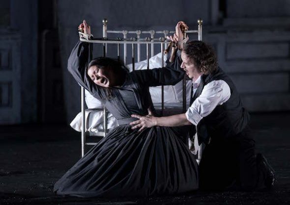 La soprano estadounidense Lisette Oropesa, en el papel de Lucia, y el baritono Artur Rucinski, como su hermano, en la producción del Teatro Real. Foto: Javier del Real. 