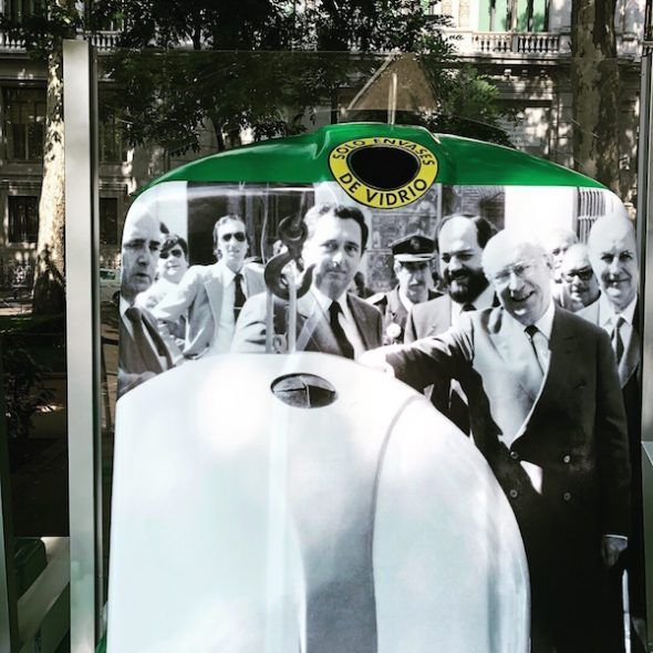 La foto del alcalde de Madrid Tierno Galván promoviendo el recliclaje de vidrio a principios de los ochenta. 