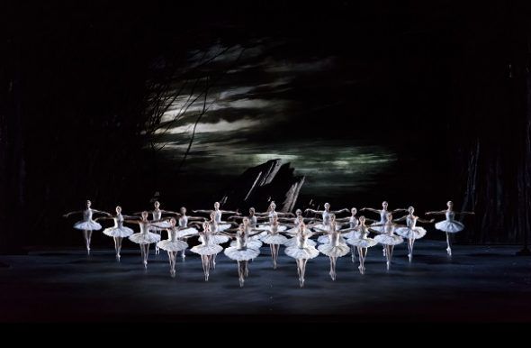 Una escena de la nueva versión de El lago de los cisnes del Royal Ballet que puede verse en Madrid. Foto: Bill Cooper.