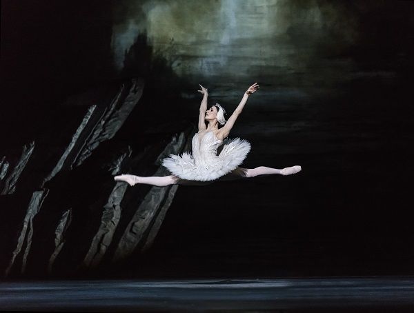 La bailarina Marianela Nuñez en el papel de Odette en la nueva versión de El lago de los cisnes del Royal Ballet. Foto: Bill Cooper.