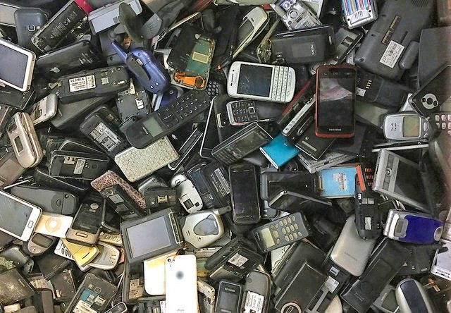 Cientos de móviles desechados. Foto: Flickr Creative Commons.