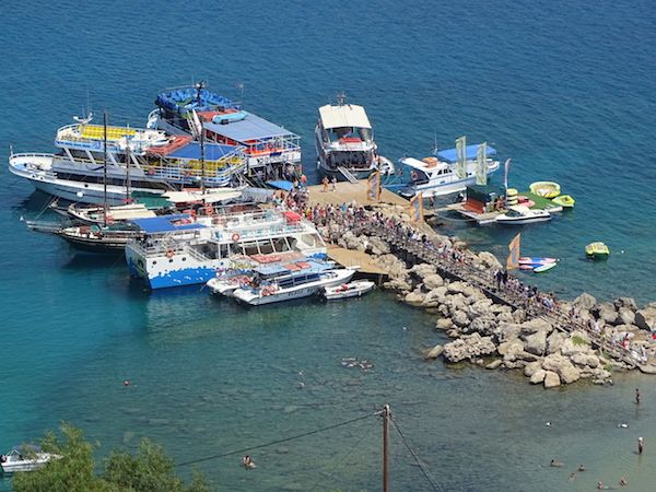 Ferrys en el puerto de Lindos escupiendo turistas.