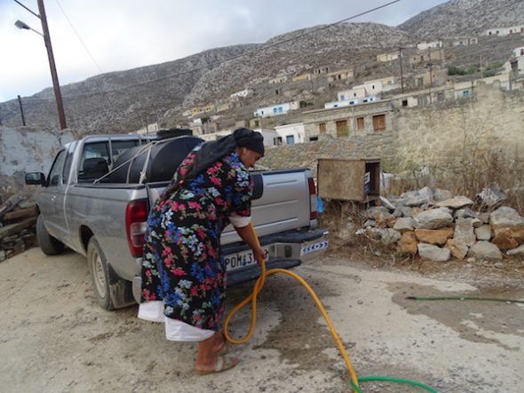 Una de las últimas habitantes de Avlona transporta agua. Foto de Antoni Font. 