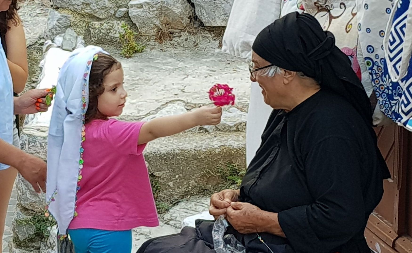 Una anciana y una niña en Karpathos con la cabeza cubierta por el tradicional mandil.