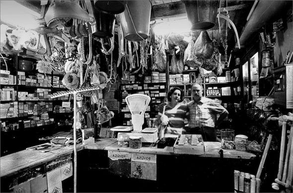 Pepe 'El Molín' y su mujer Conchita en el interior de su tienda de Pola de Somiedo a principios de 1970. Foto cedida por Inmaculada Menédez, hija de ambos. 