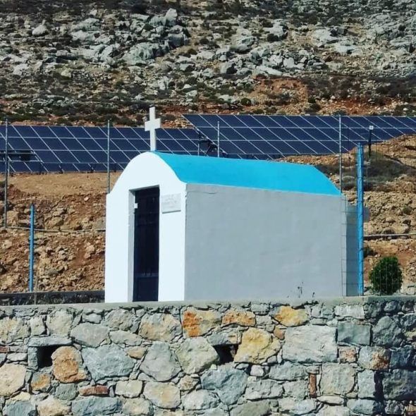 La estación de paneles fotovoltáicos de Tilos y la Iglesias vecina, cómo no, estamos en Grecia. Foto del Instagram de la autora. 
