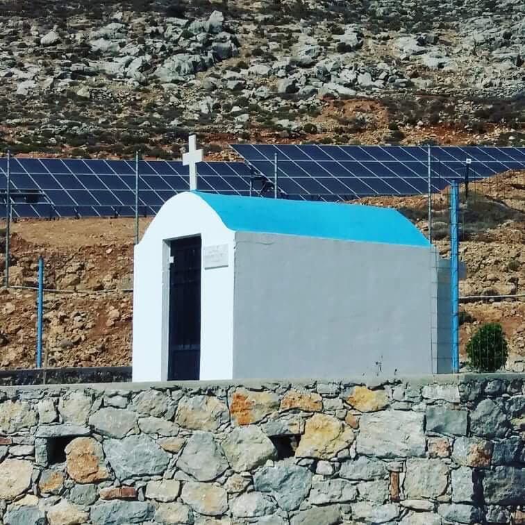 La estación de paneles fotovoltáicos de Tilos y la Iglesias vecina, cómo no, estamos en Grecia. Foto del Instagram de la autora.
