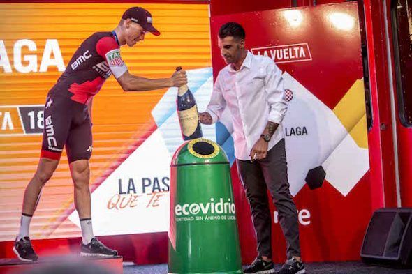 El ciclista Óscar Pereiro, a la derecha, ha sido un año más el embajador de la campaña 'Pedalea y recicla vidrio'. El ganador de cada etapa deposita en un iglú verde la botella con la que ha celebrado su victoria. 