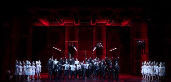 El coro del Teatro Real en una escena de 'Faust'. Foto: Javier del Real