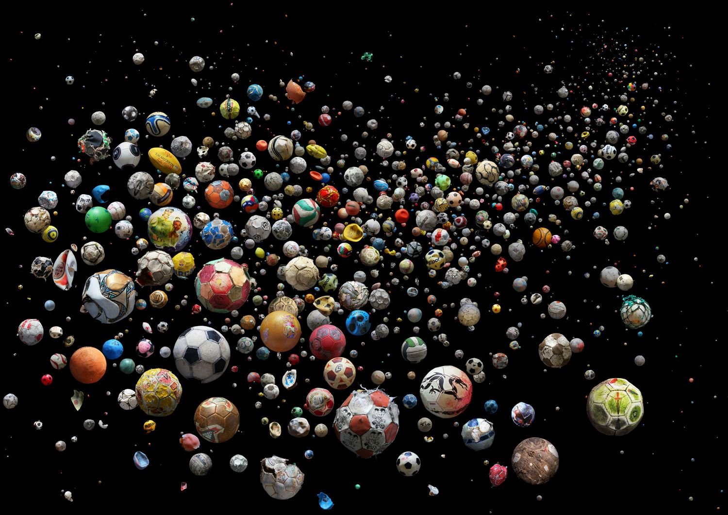 Penalty se compone de 769 desechos plásticos marinos. Son pelotas de fútbol de goma o trozos de estas. Los desechos fueron recogidos en 41 países e islas de todo el mundo. Concretamente de 144 playas diferentes en tan solo 4 mese. Foto: Mandy Barker.