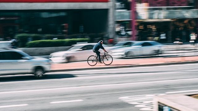 Uso de la bicicleta por la ciudad. Foto: Pixabay.