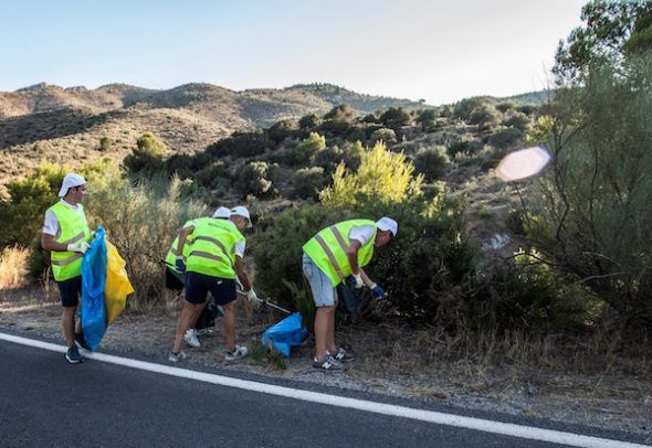 El pelotón verde de voluntarios de Ecovidrio recoge residuos abandonados en el campo en una de las etapas de la Vuelta Ciclista a España.