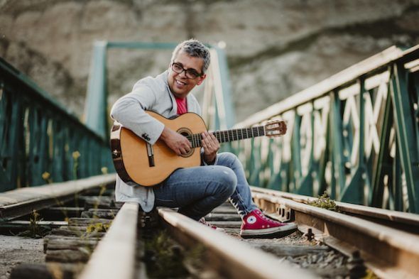 El cantautor canario Pedro Guerra reedita su primer disco 'Golosinas'. 