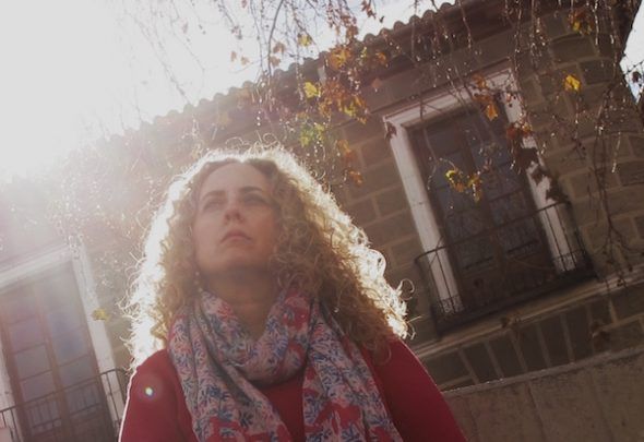 Sonia Fides retratada en la Plaza de Tirso de Molina en Madrid. Foto: Manuel Cuéllar.