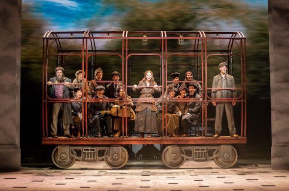 Un momento de la escena del tren en el musical 'Anastasia'. Foto: Javier Naval. 