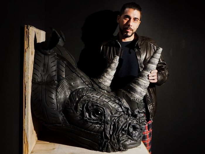 El artista Ángel Cañas con uno de sus rinocerontes en la galería Mad is Mad. Foto: Manuel Cuéllar.