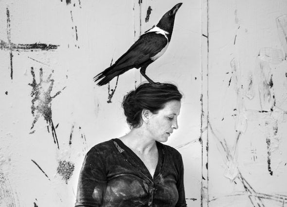 La actriz Camille Decourtye con el cuervo Gus sobre su cabeza. Foto: Francois Passerini. 