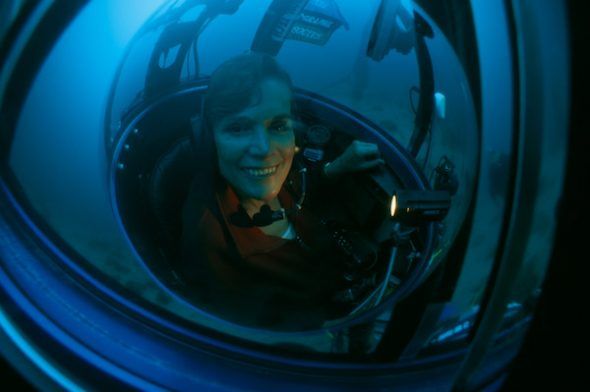 La fotógrafa Sylvia Earle se prepara para sumergirse en las profundidades. Foto: Kip F. Evans.