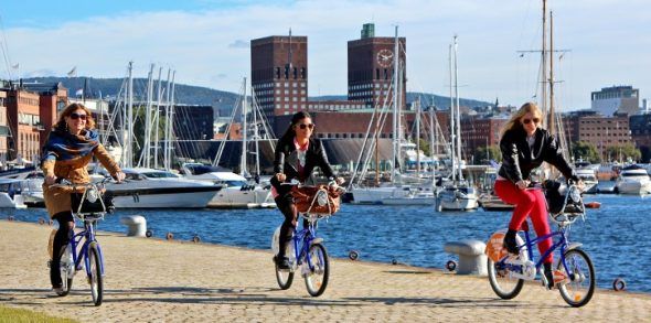 Paseo en bicicleta por el puerto de Oslo. Foto: VisitOslo. 